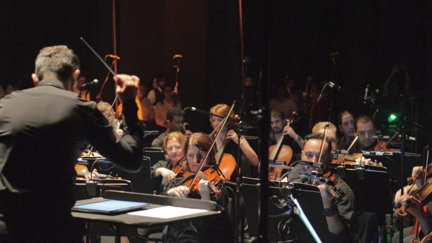 Maestro conduz orquestra durante concerto inspirado em David Lynch e Angelo Badalamenti.