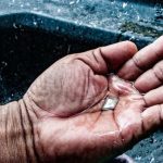 Mão com mercúrio metálico, em referência a vídeos removidos do YouTube.