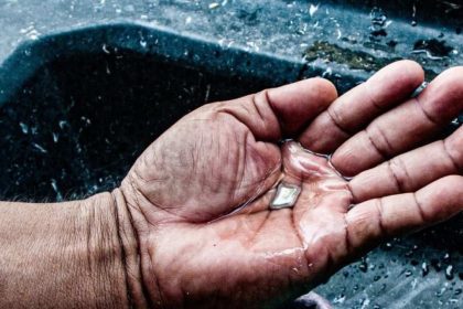 Mão com mercúrio metálico, em referência a vídeos removidos do YouTube.