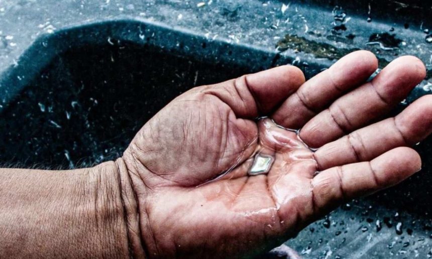 Mão com mercúrio metálico, em referência a vídeos removidos do YouTube.