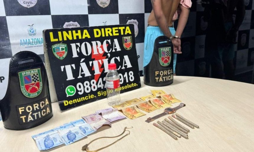Material apreendido em ação policial: dinheiro, cigarros, relógio e objetos.