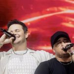 Matheus & Kauan cantando no palco