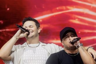Matheus & Kauan cantando no palco