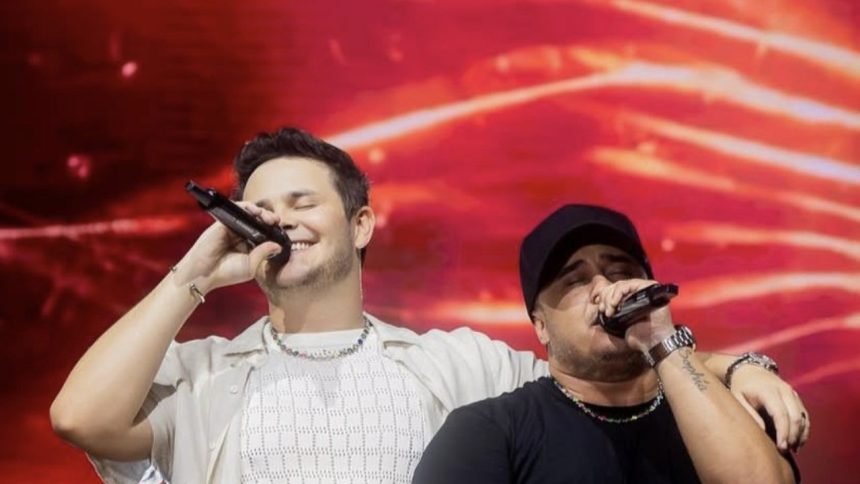 Matheus & Kauan cantando no palco