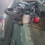 Motocicleta acidentada na beira da estrada. Imagem de acidente com vítima fatal.