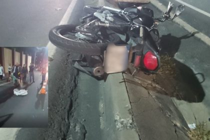 Motocicleta acidentada na beira da estrada. Imagem de acidente com vítima fatal.