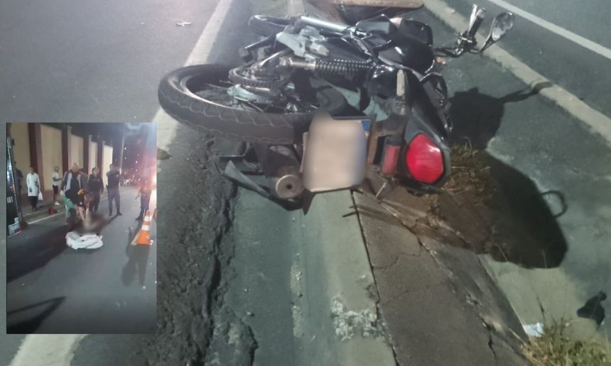 Motocicleta acidentada na beira da estrada. Imagem de acidente com vítima fatal.