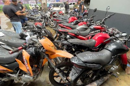 Motos recuperadas pela Polícia Civil do Amazonas (PC-AM) em pátio.