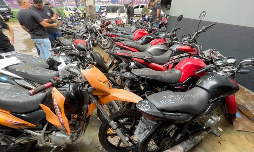 Motos recuperadas pela Polícia Civil do Amazonas (PC-AM) em pátio.