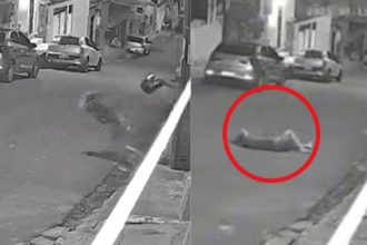 Mulher caída no chão após agressão. Cena de câmera de segurança mostra vítima após ataque com capacete.