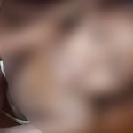 Mulher e criança chorando após uso de spray de pimenta.