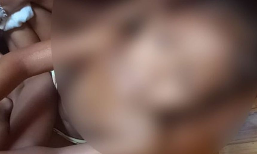 Mulher e criança chorando após uso de spray de pimenta.