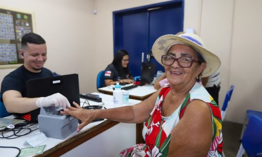 Mulher sorrindo realiza cadastro com funcionário em evento Governo Presente em Manaus.