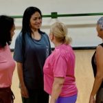 Mulheres em estúdio de dança se preparam para apresentação em Manaus.