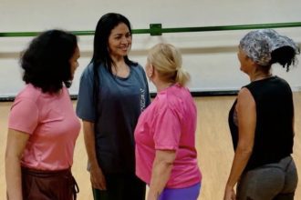 Mulheres em estúdio de dança se preparam para apresentação em Manaus.