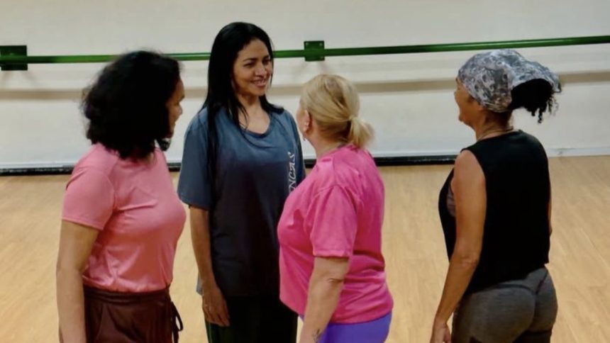 Mulheres em estúdio de dança se preparam para apresentação em Manaus.