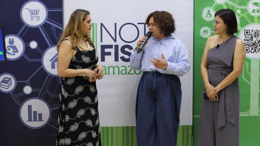 Mulheres em evento com microfone. Ao fundo, logo 'Nota Fiscal Amazon'.