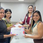 Mulheres recebendo certificados em evento de qualificação profissional.
