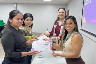 Mulheres recebendo certificados em evento de qualificação profissional.