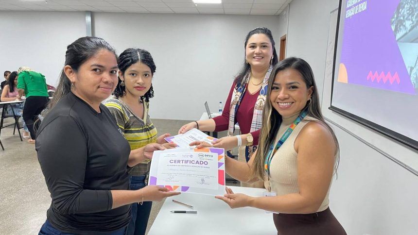Mulheres recebendo certificados em evento de qualificação profissional.
