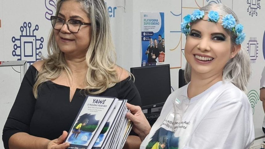 Mulheres sorrindo, segurando livros, em evento de distribuição literária para escolas.