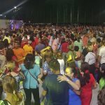 Multidão dançando em evento de dança folclórica 60+ no Mercado da Amazônia.