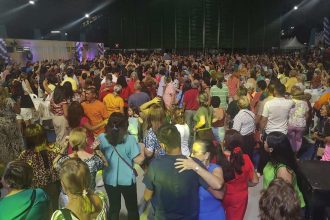 Multidão dançando em evento de dança folclórica 60+ no Mercado da Amazônia.