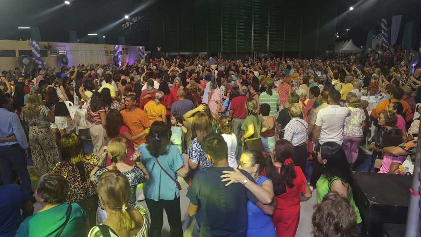 Multidão dançando em evento de dança folclórica 60+ no Mercado da Amazônia.