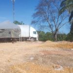 Obra de aterro irregular embargada pelo Ipaam, com tenda, caminhão e terreno.