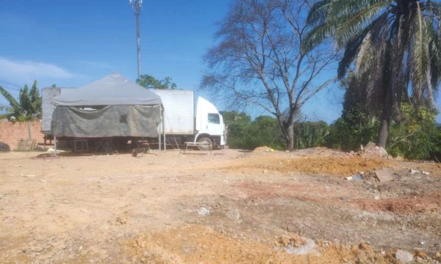 Obra de aterro irregular embargada pelo Ipaam, com tenda, caminhão e terreno.