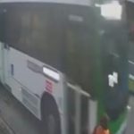 Ônibus branco e verde em movimento em via pública, com pessoas próximas e uma pessoa atropelada