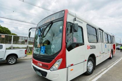 Ônibus de transporte público branco e vermelho em Manaus.
