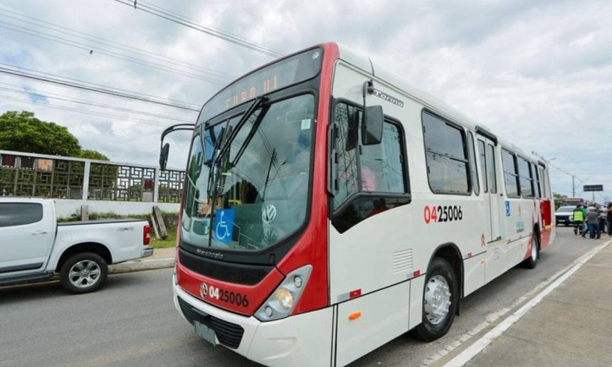 Ônibus de transporte público branco e vermelho em Manaus.