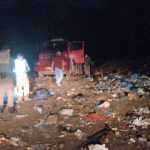 Operação do Ibama em área de descarte de lixo à noite, com equipe e caminhão.