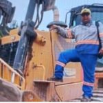 Operador de máquina em frente a trator, possivelmente local do acidente que causou sua morte por afogamento.