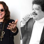 Ozzy Osbourne sorrindo e homem cantando em preto e branco