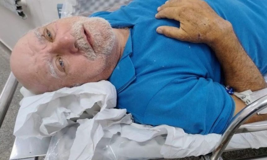 Paciente idoso em leito hospitalar, buscando familiares no Hospital João Lúcio, Amazonas.