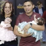 Pais com gêmeas siamesas Eliza Vitória e Yasmin Vitória, recém-operadas.