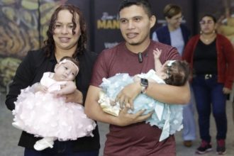 Pais com gêmeas siamesas Eliza Vitória e Yasmin Vitória, recém-operadas.