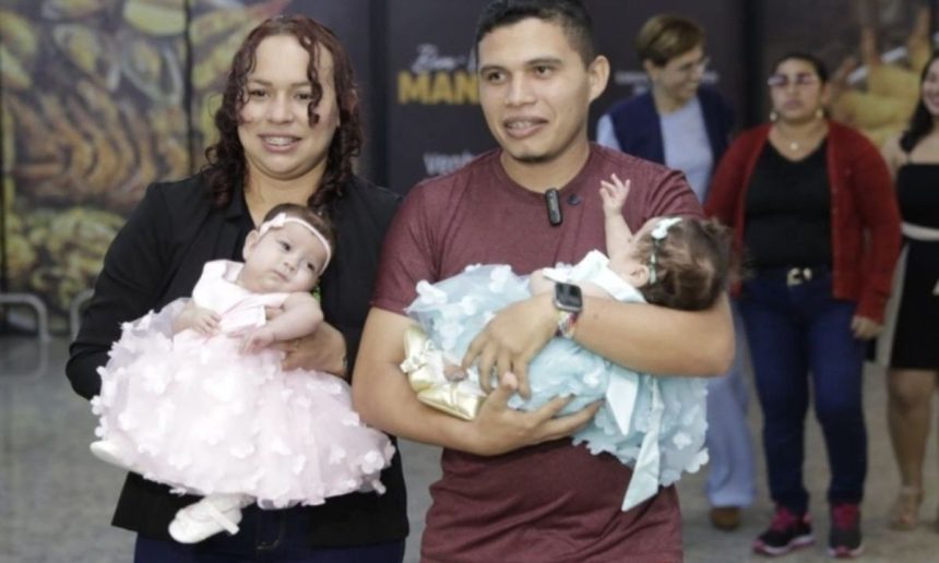 Pais com gêmeas siamesas Eliza Vitória e Yasmin Vitória, recém-operadas.