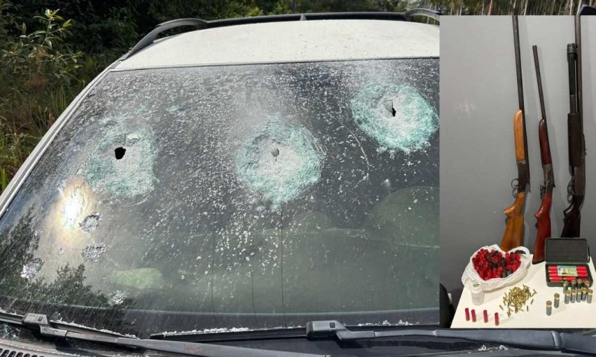 Para-brisa de carro com marcas de tiros e armas apreendidas.