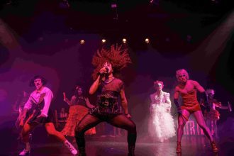 Performance drag queen no Centro Histórico de Manaus