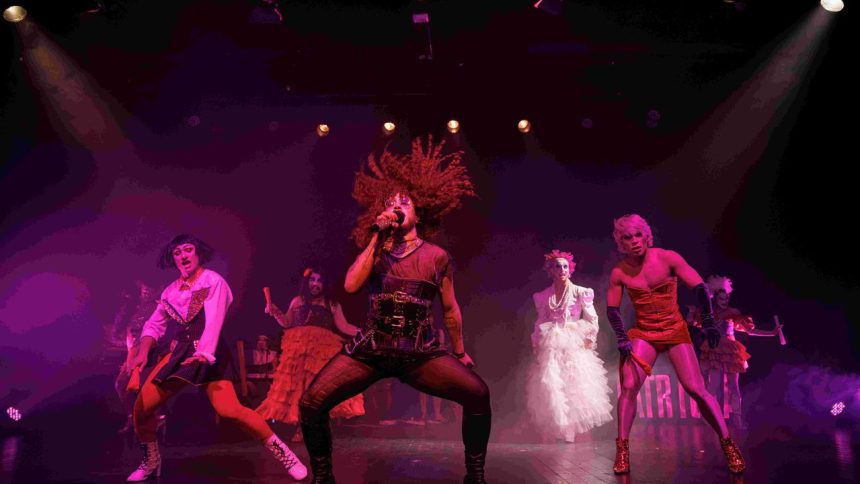 Performance drag queen no Centro Histórico de Manaus