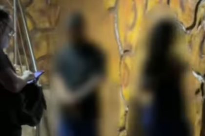 Pessoas desfocadas em pousada, possivelmente relacionadas a caso de adolescente.