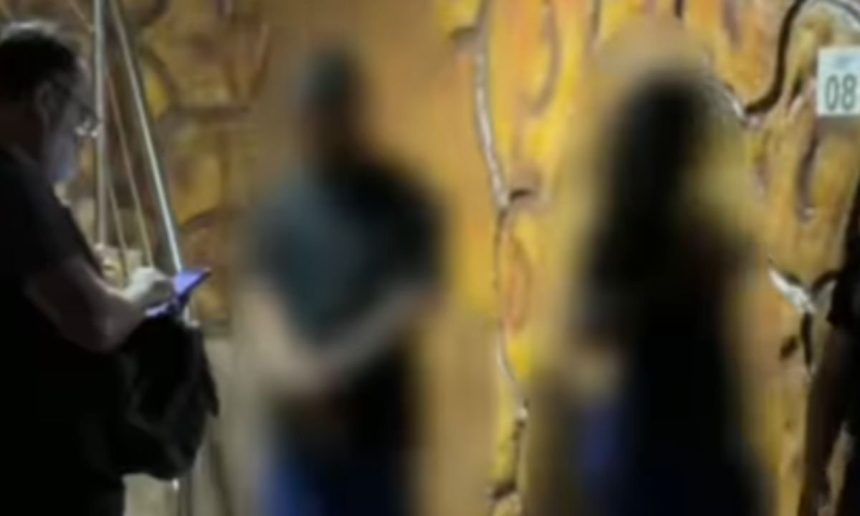 Pessoas desfocadas em pousada, possivelmente relacionadas a caso de adolescente.