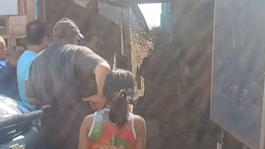 Pessoas reunidas em um local nº Nova Aleixo onde houve um homicídio com estrutura precária, possivelmente favela.