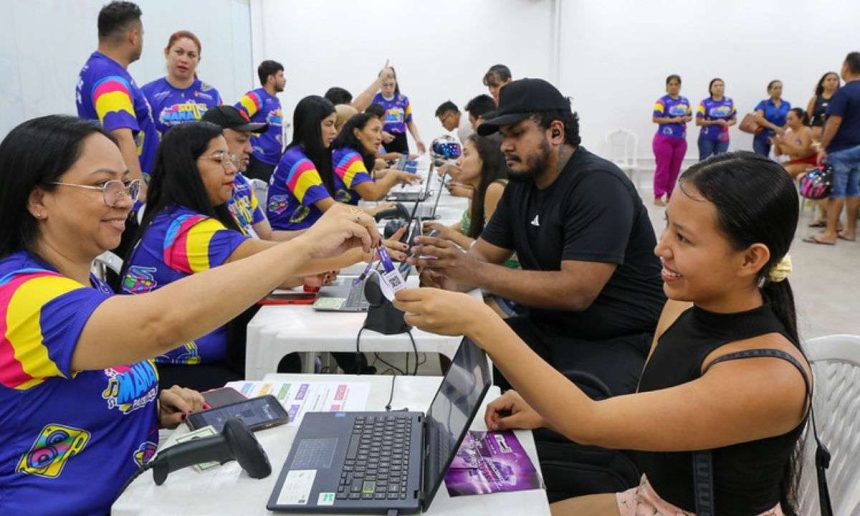 Pessoas trocando pulseiras de acesso em evento #SouManaus Passo a Paço 2025.