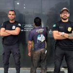 Polícia Civil prende suspeito de abuso sexual. Dois policiais em frente à entrada.