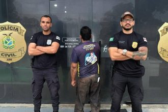 Polícia Civil prende suspeito de abuso sexual. Dois policiais em frente à entrada.