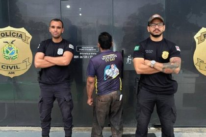Polícia Civil prende suspeito de abuso sexual. Dois policiais em frente à entrada.